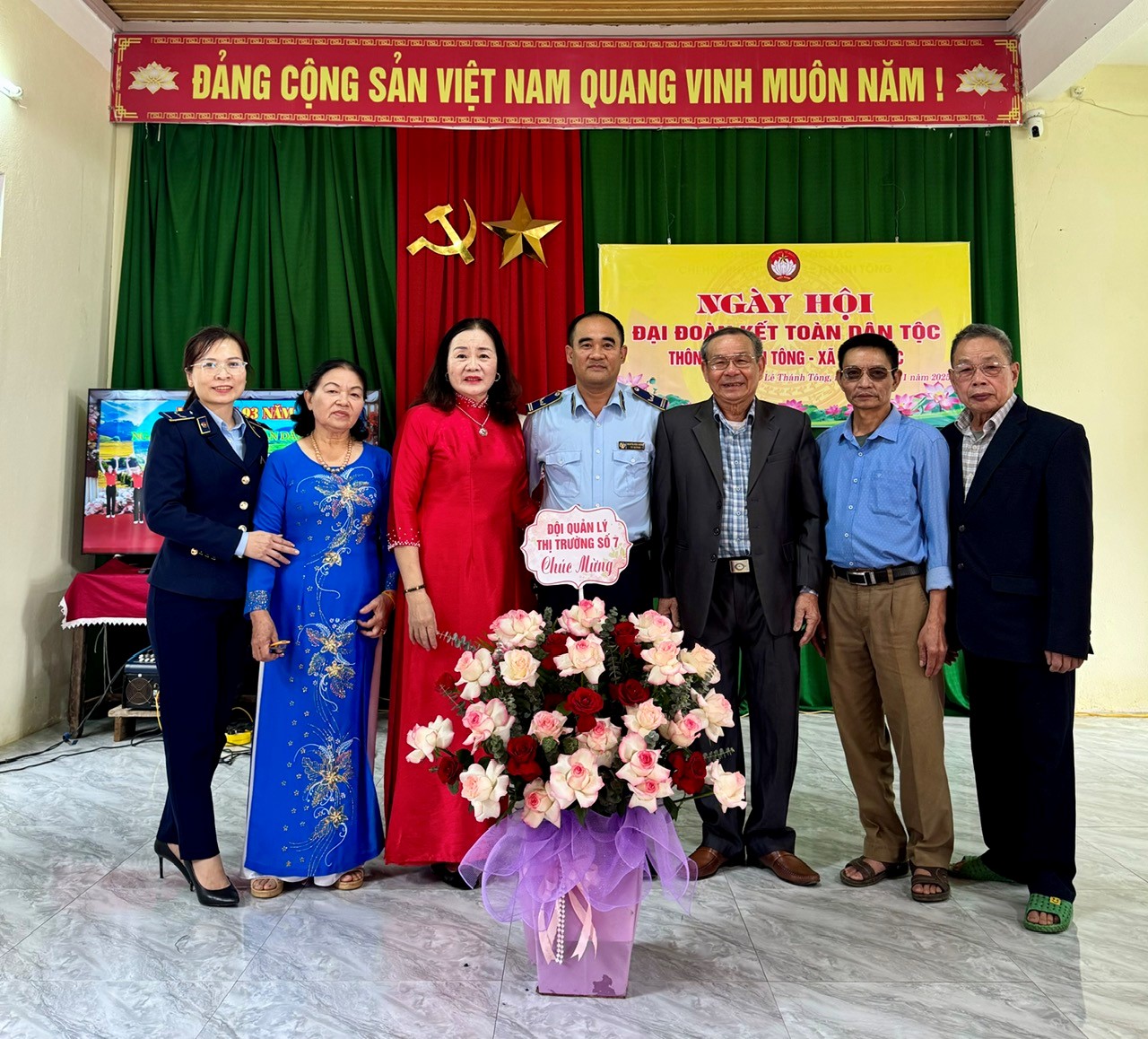 Đội Quản lý thị trường số 7 tham dự ngày Đại đoàn kết toàn dân tộc tại thôn Lê Thánh Tông - xã Ngọc Lặc